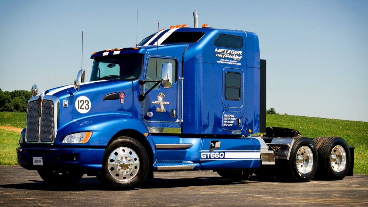 Капотный седельный тягач Форд