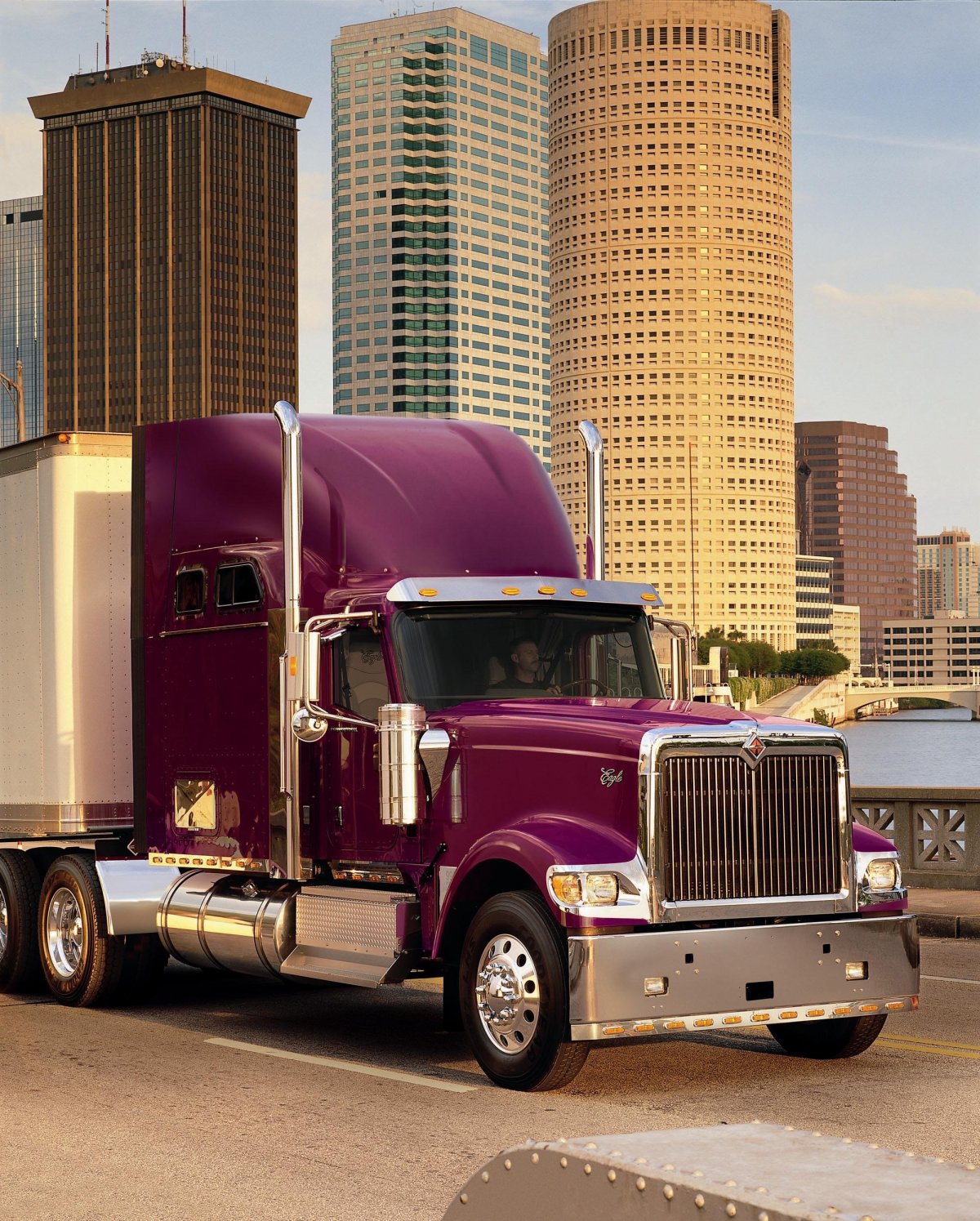 Интернешнл 9900 i