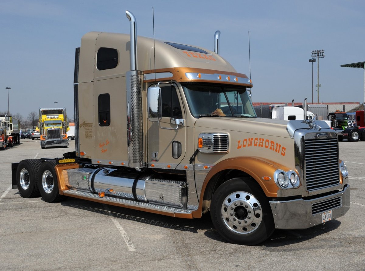 Тягачи Коронадо Фредлайнер