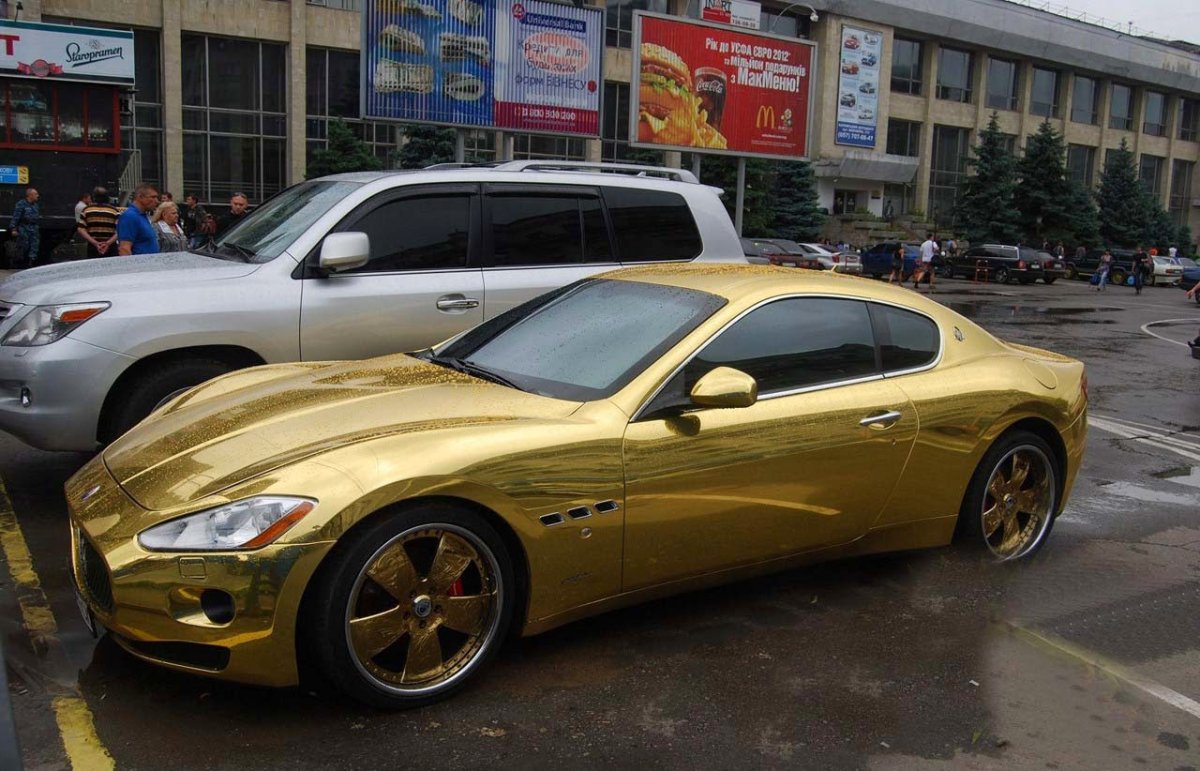 Машина золотого цвета