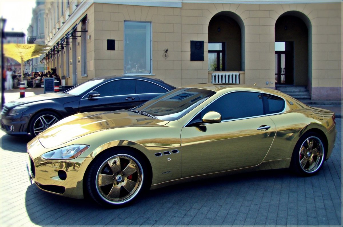 Машина цвет золото