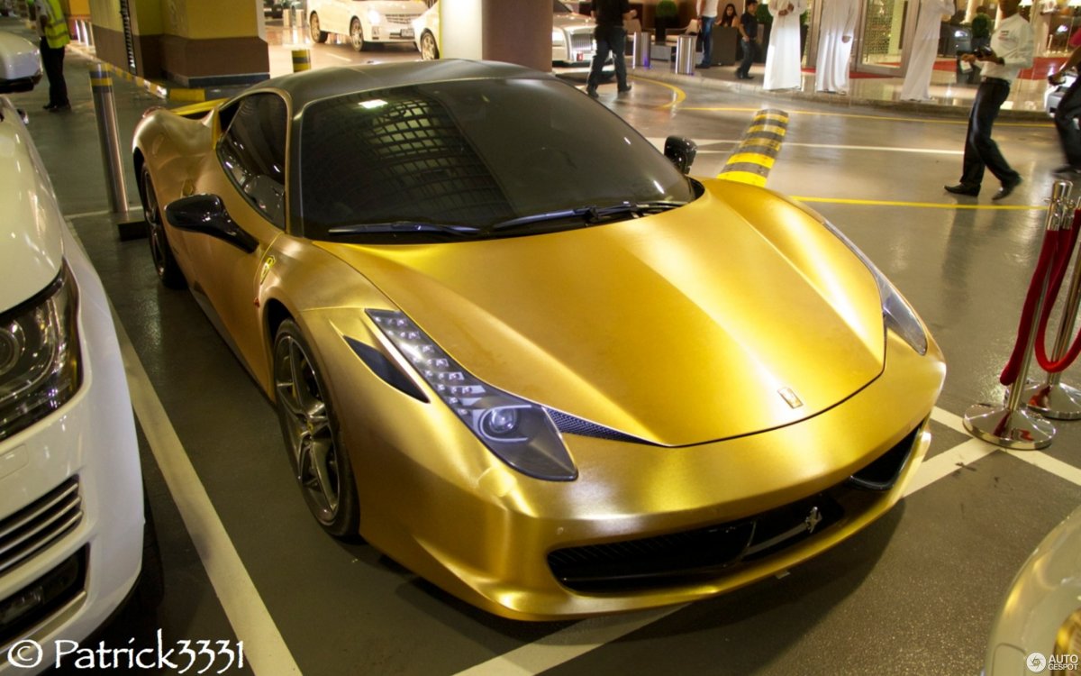 Машина золотого цвета