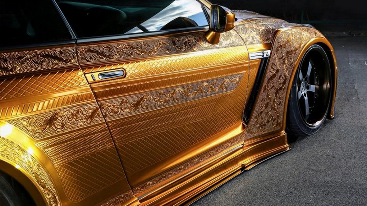 Nissan GTR золотой