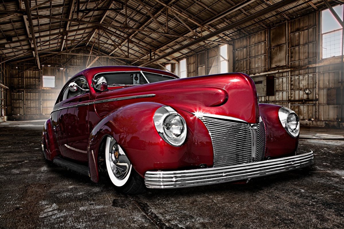 Красная старинная машина