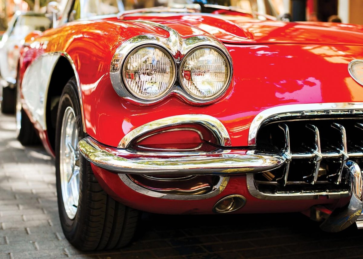 Красный ретро автомобиль