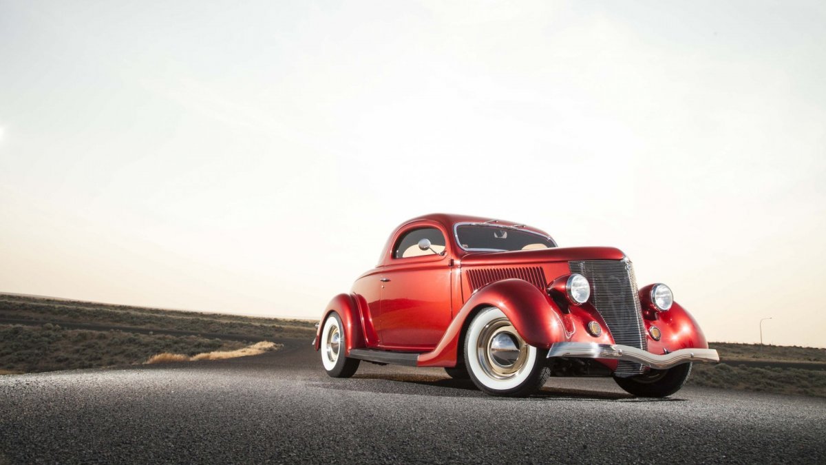 Красный ретро автомобиль