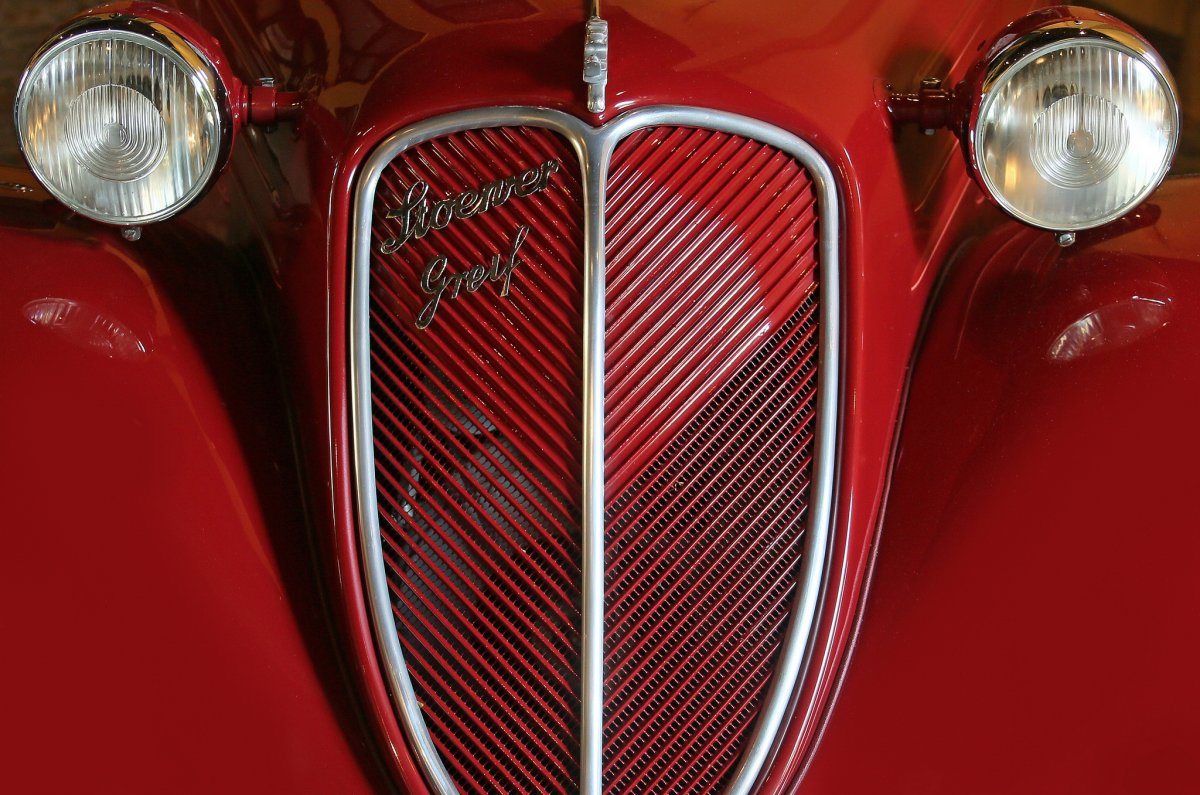 Красный ретро автомобиль Москин