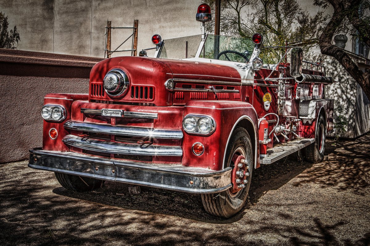 Красная ретро машина