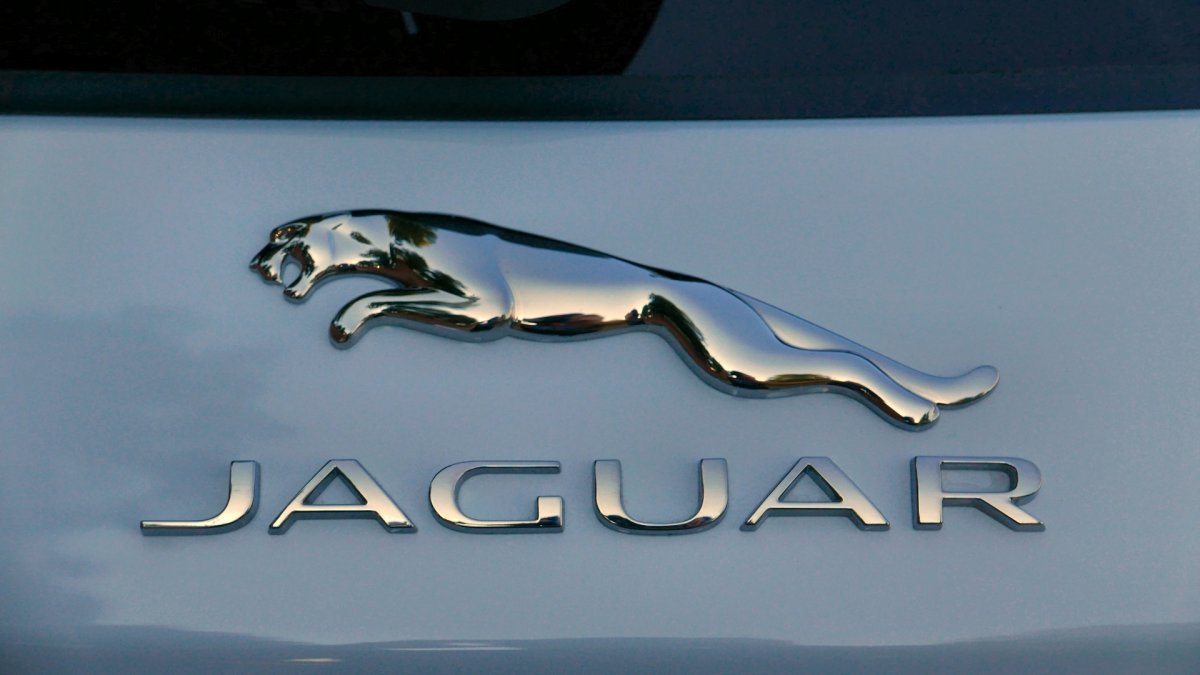 Машина со значком Льва