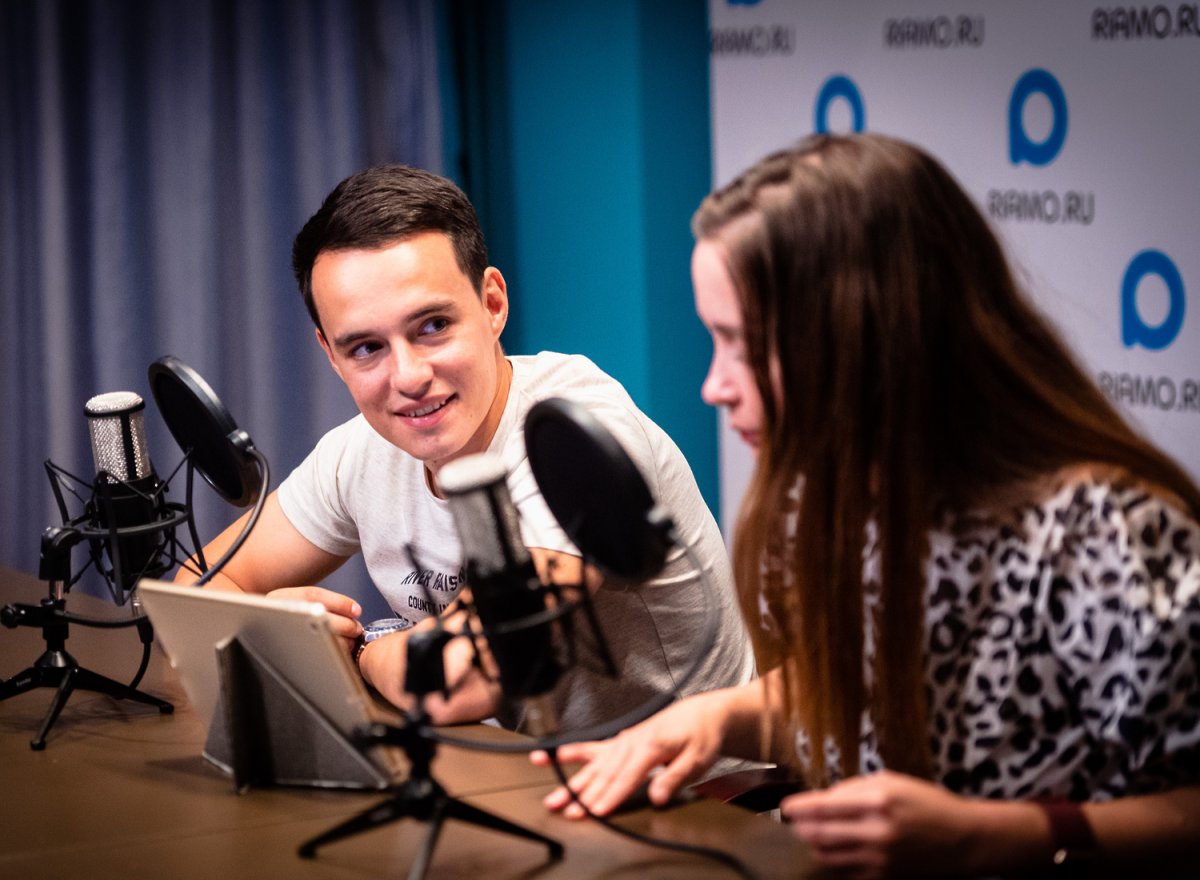 Ведущие подкаста сплетни