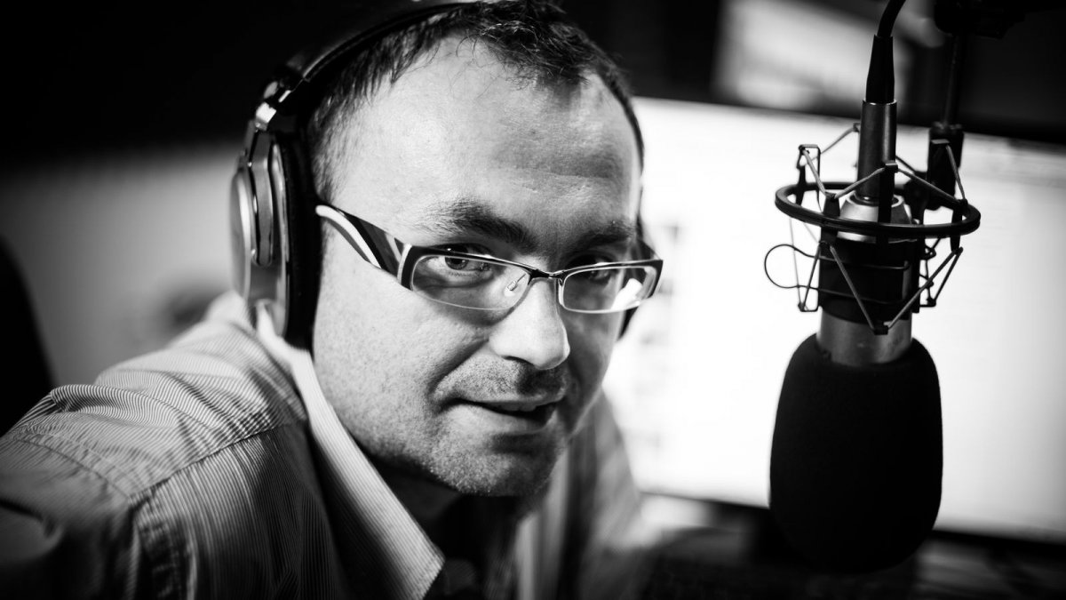 Девушка в студии звукозаписи