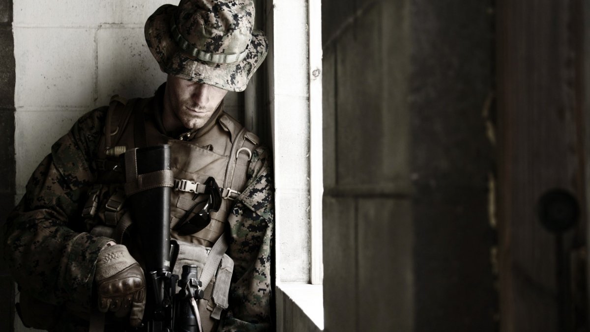 Человек с оружием военный