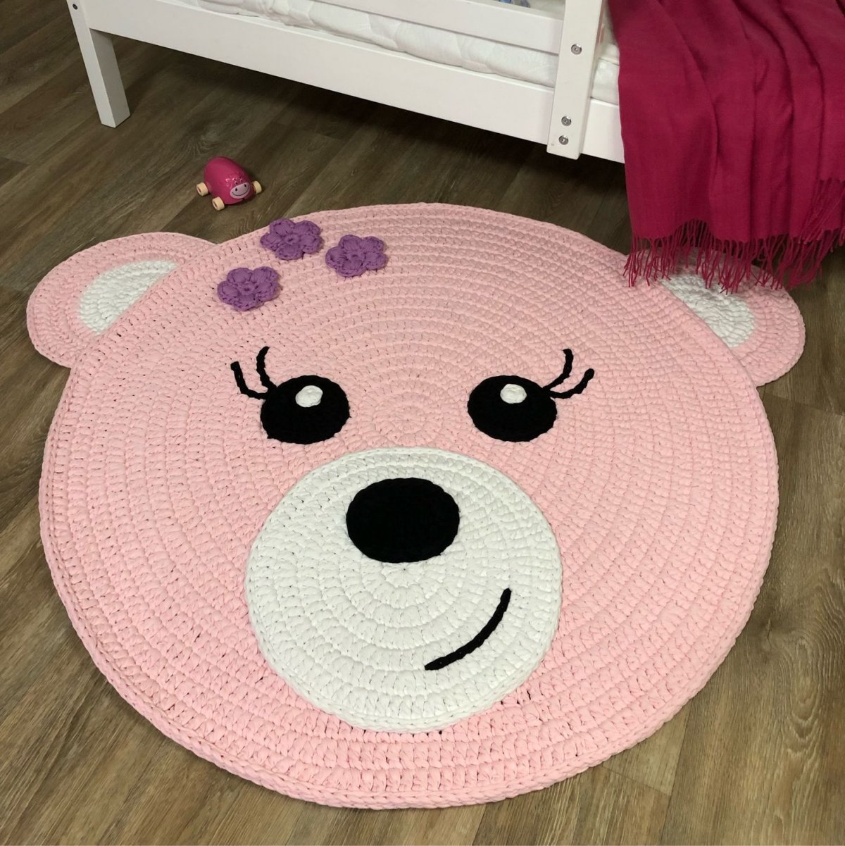 Ковер мишка из трикотажной пряжи