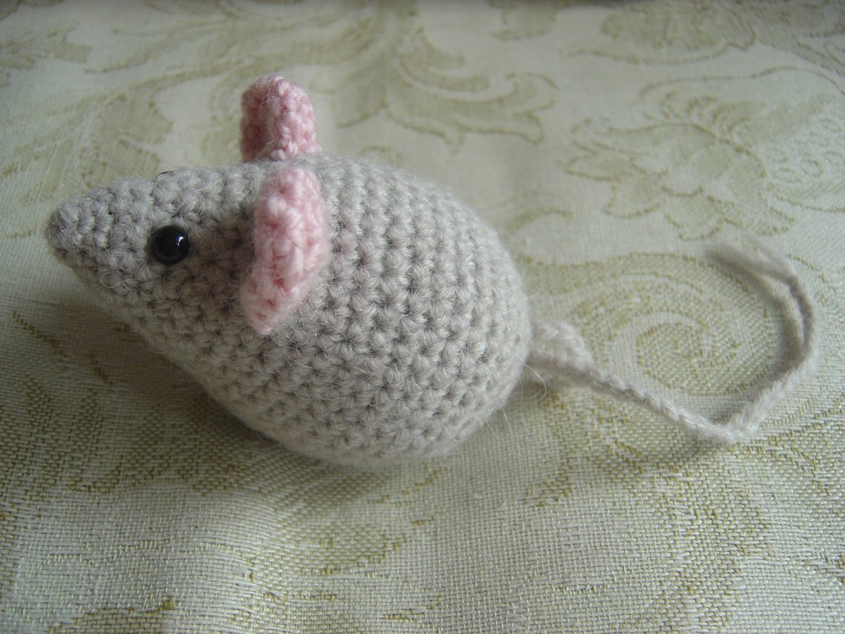 Маленькая вязаная мышка
