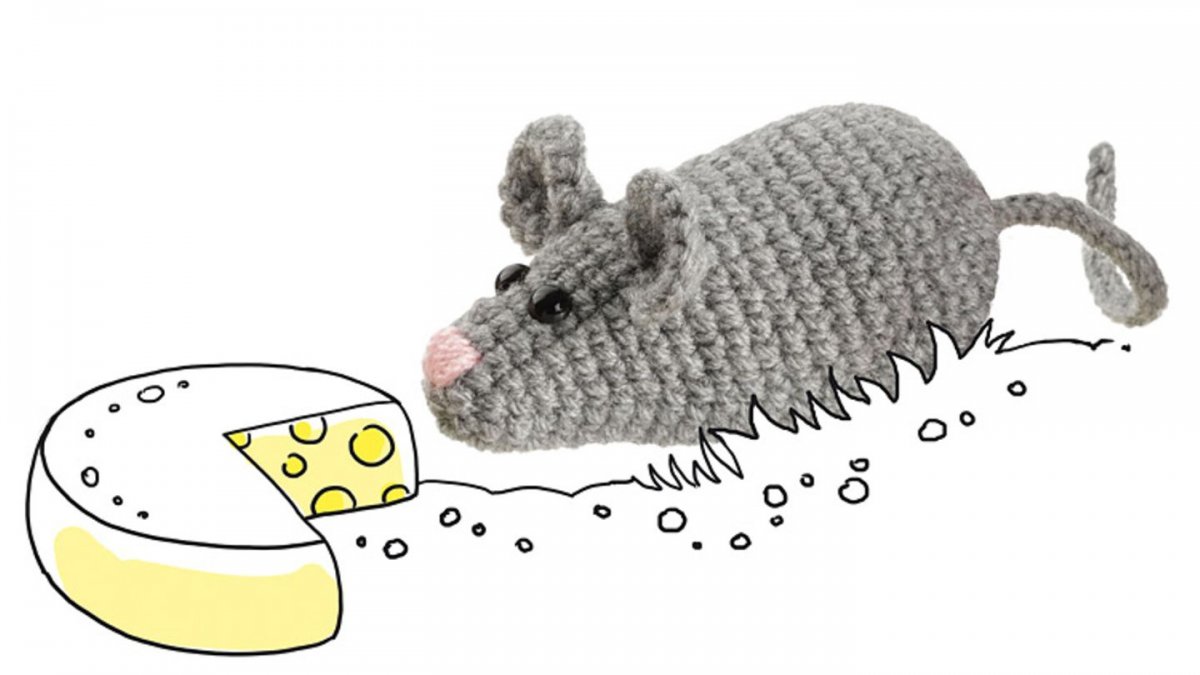 Маленькая вязаная мышка