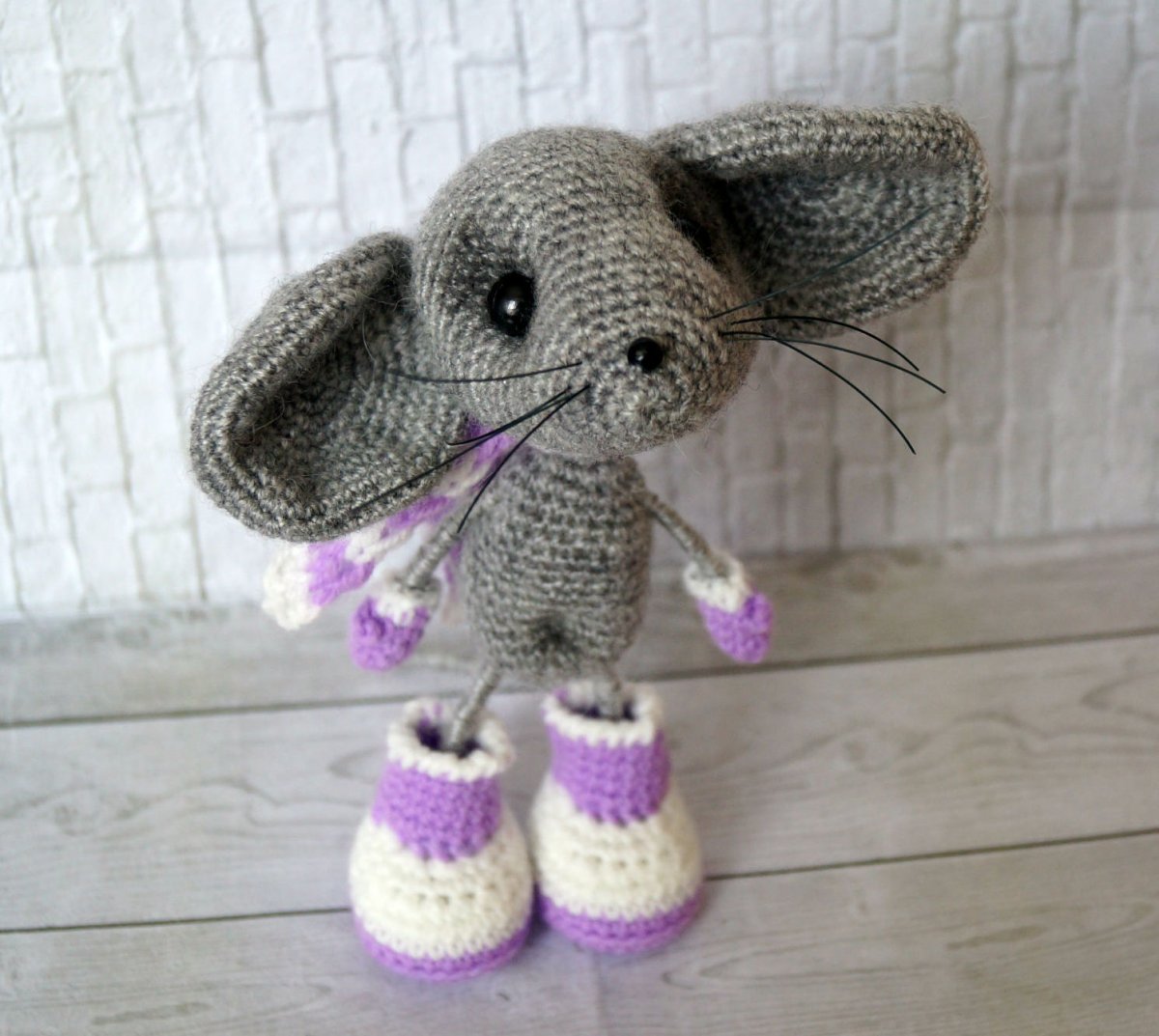 Мышонок вязаный уставший