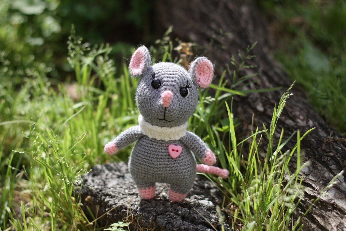 Мышонок вязаный уставший