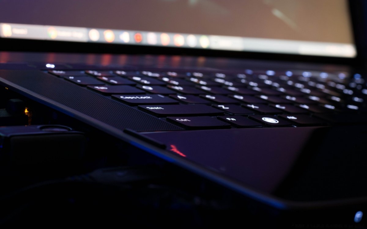 Ноутбук на темном фоне