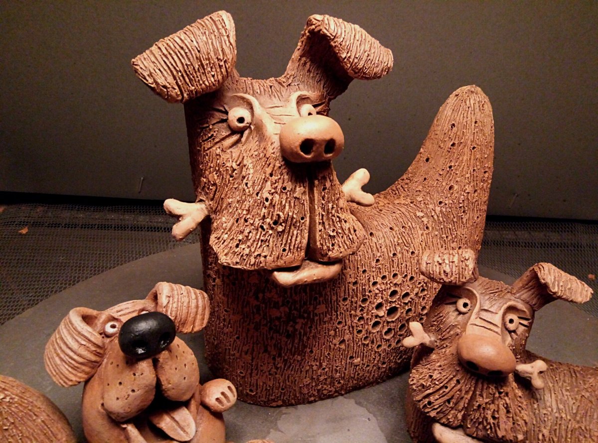 Глиняная фигурка красивая