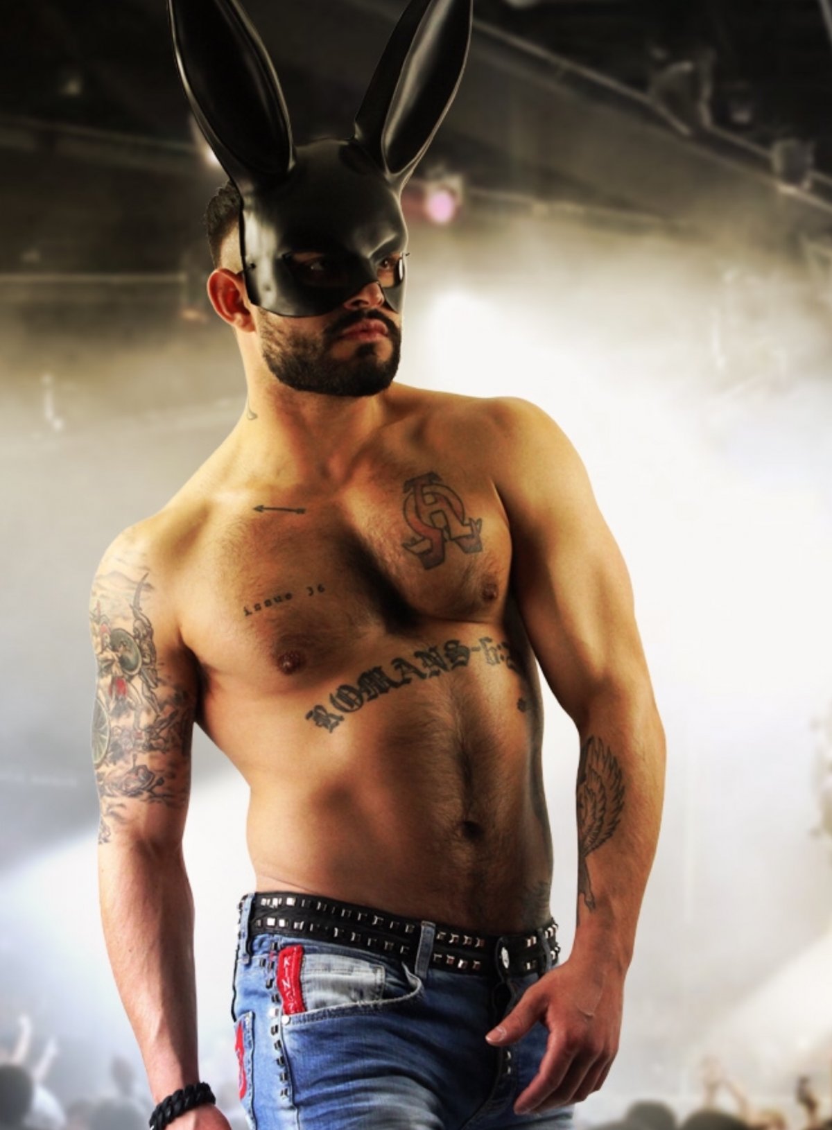 Мужчина зайчик