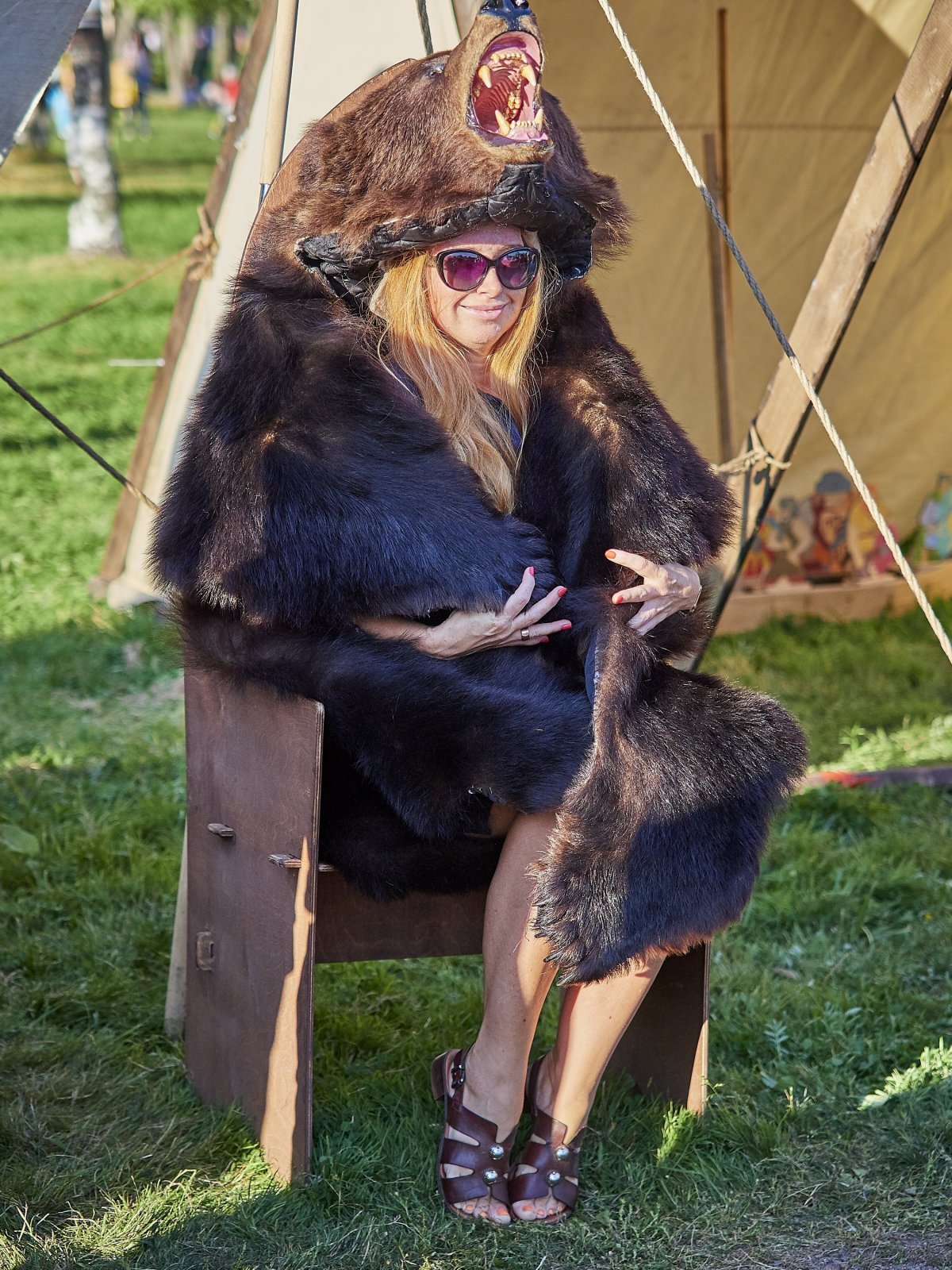 Человек в шкуре медведя