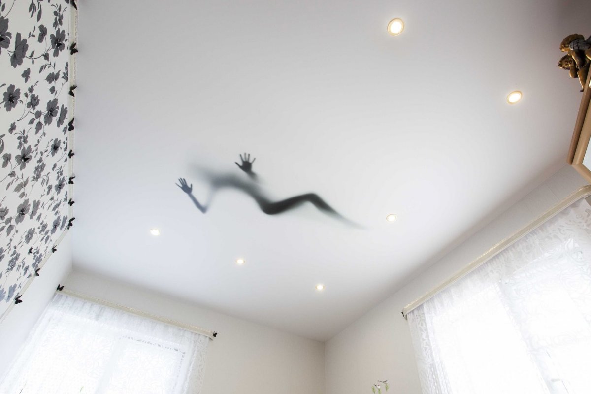 Девушка на потолке фотопечать