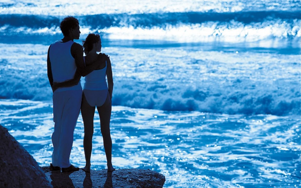 Двое на берегу океана