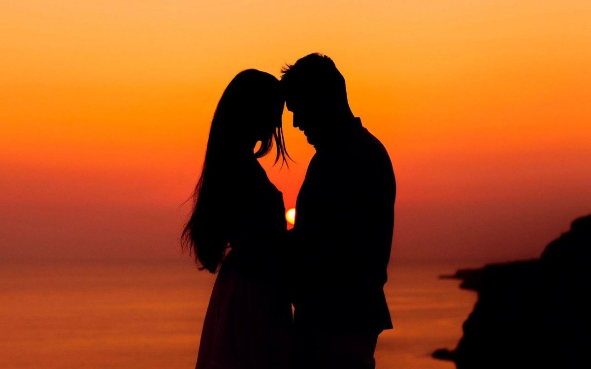 Парень и девушка на закате