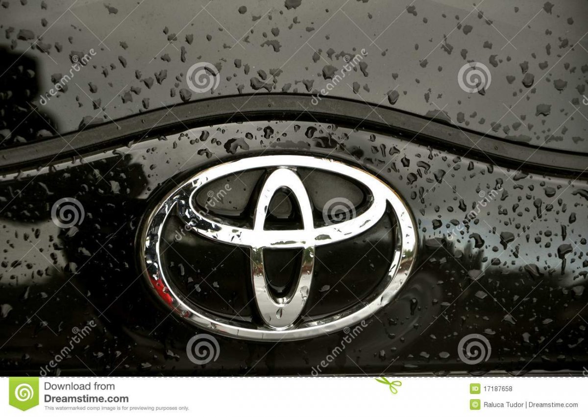 Логотип Тойота на черном фоне