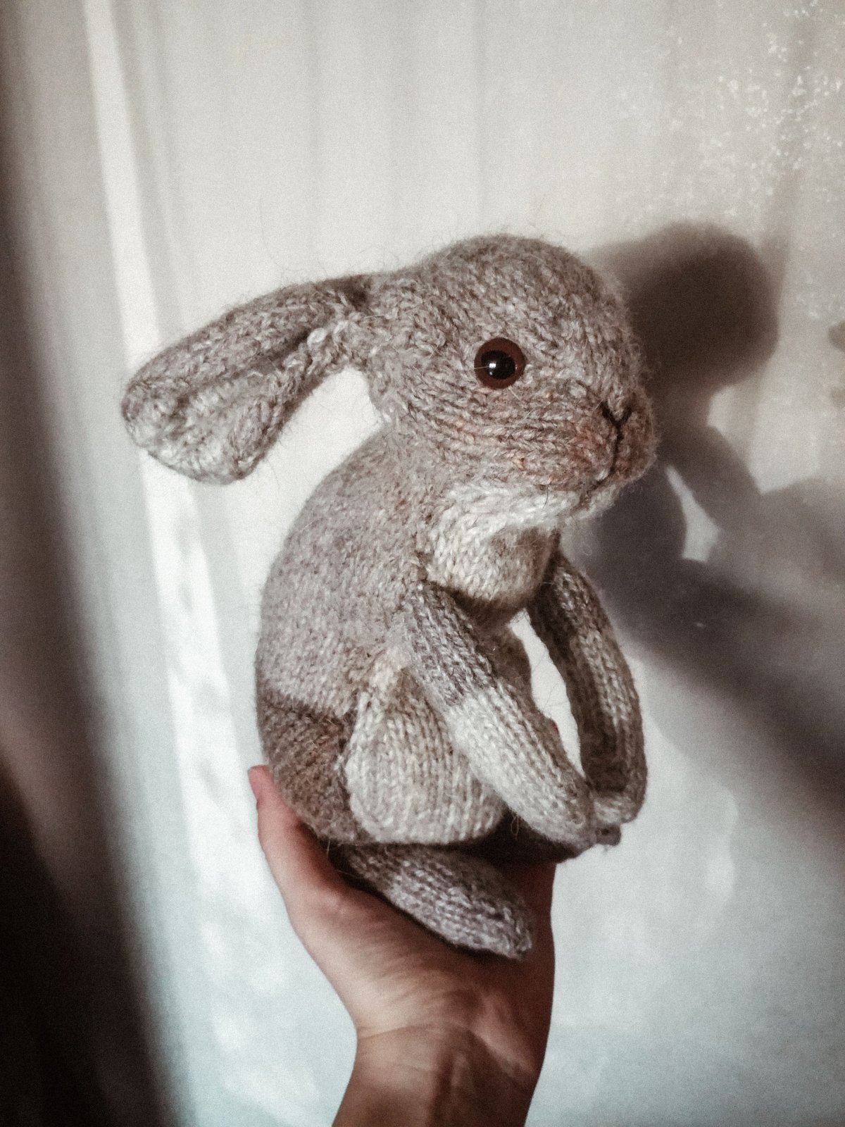 Черный серый вязаная кролик