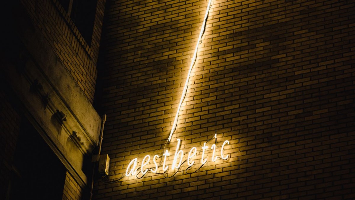 Красивый розовый ноутбук