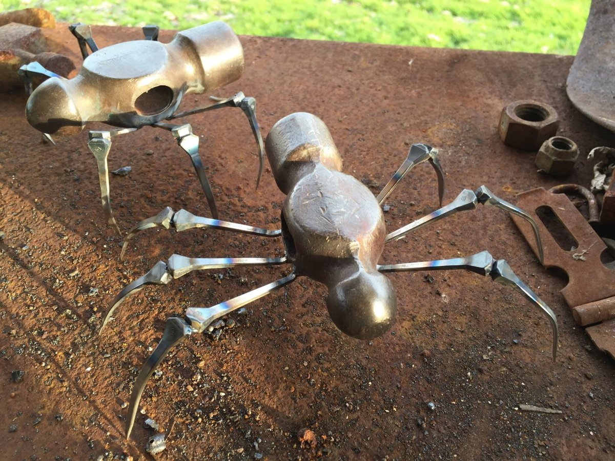 Паучок из металла и камня