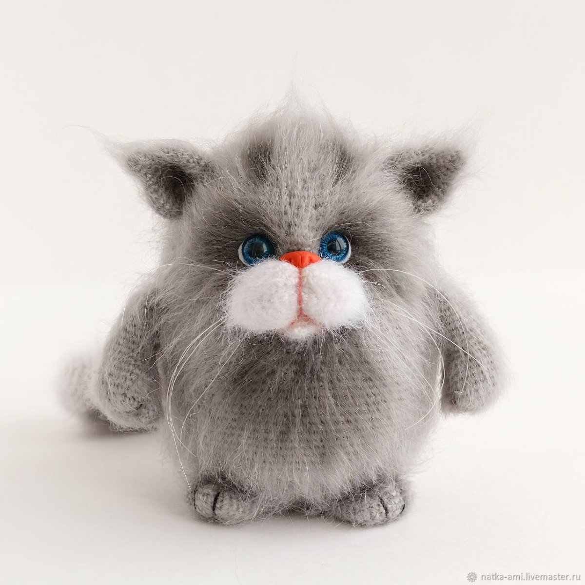 Вязаная игрушка кот