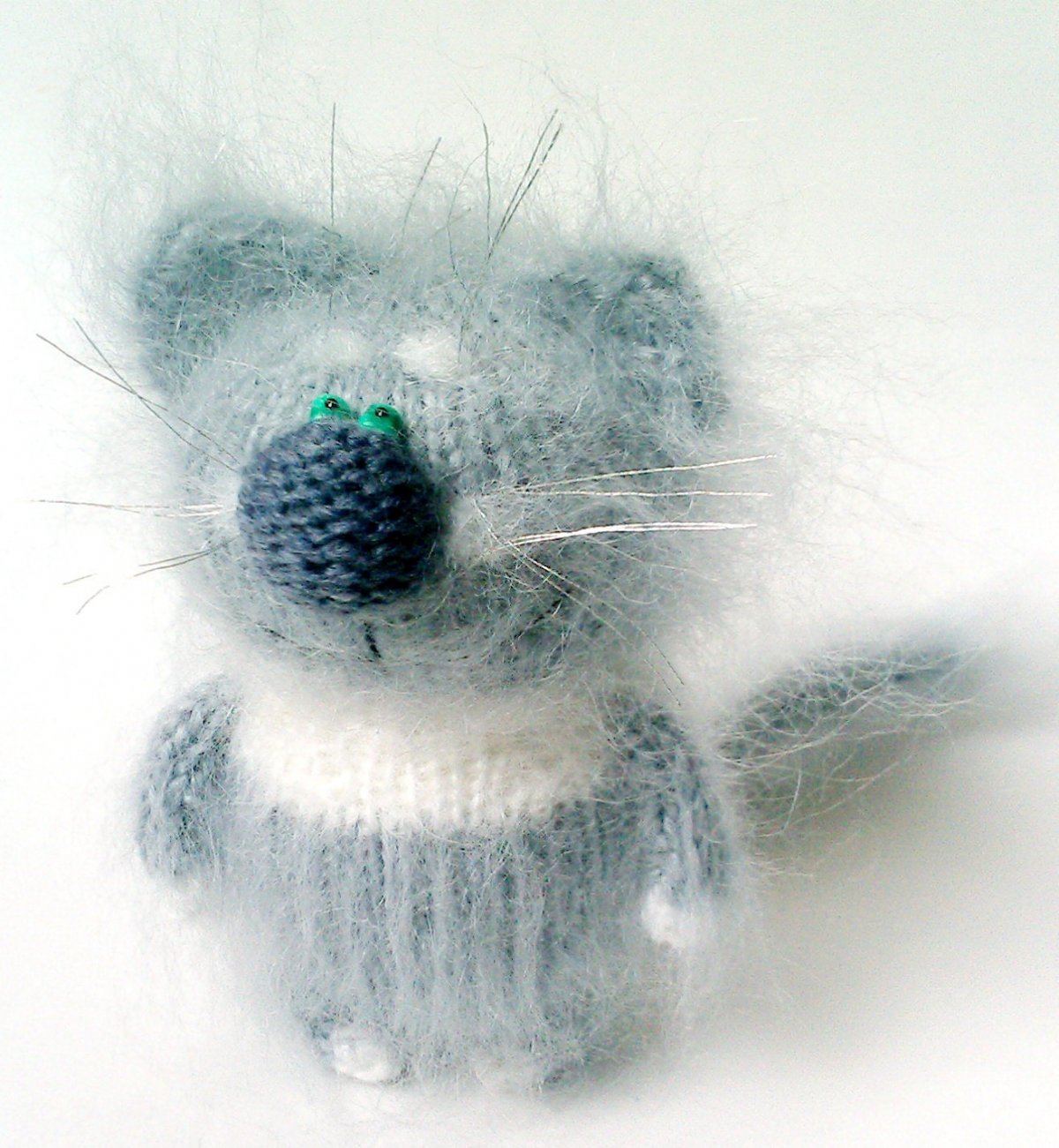 Белый вязаный кот