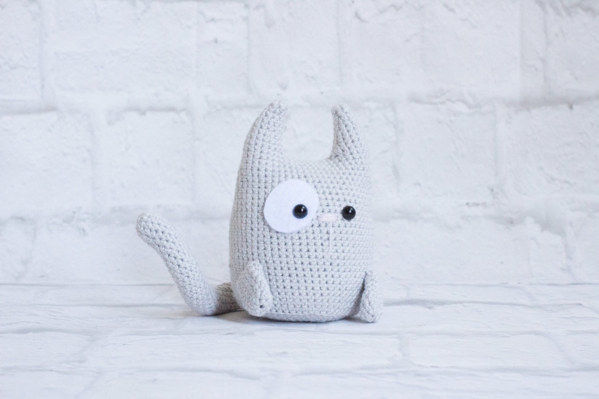 Кошка из плюшевой пряжи