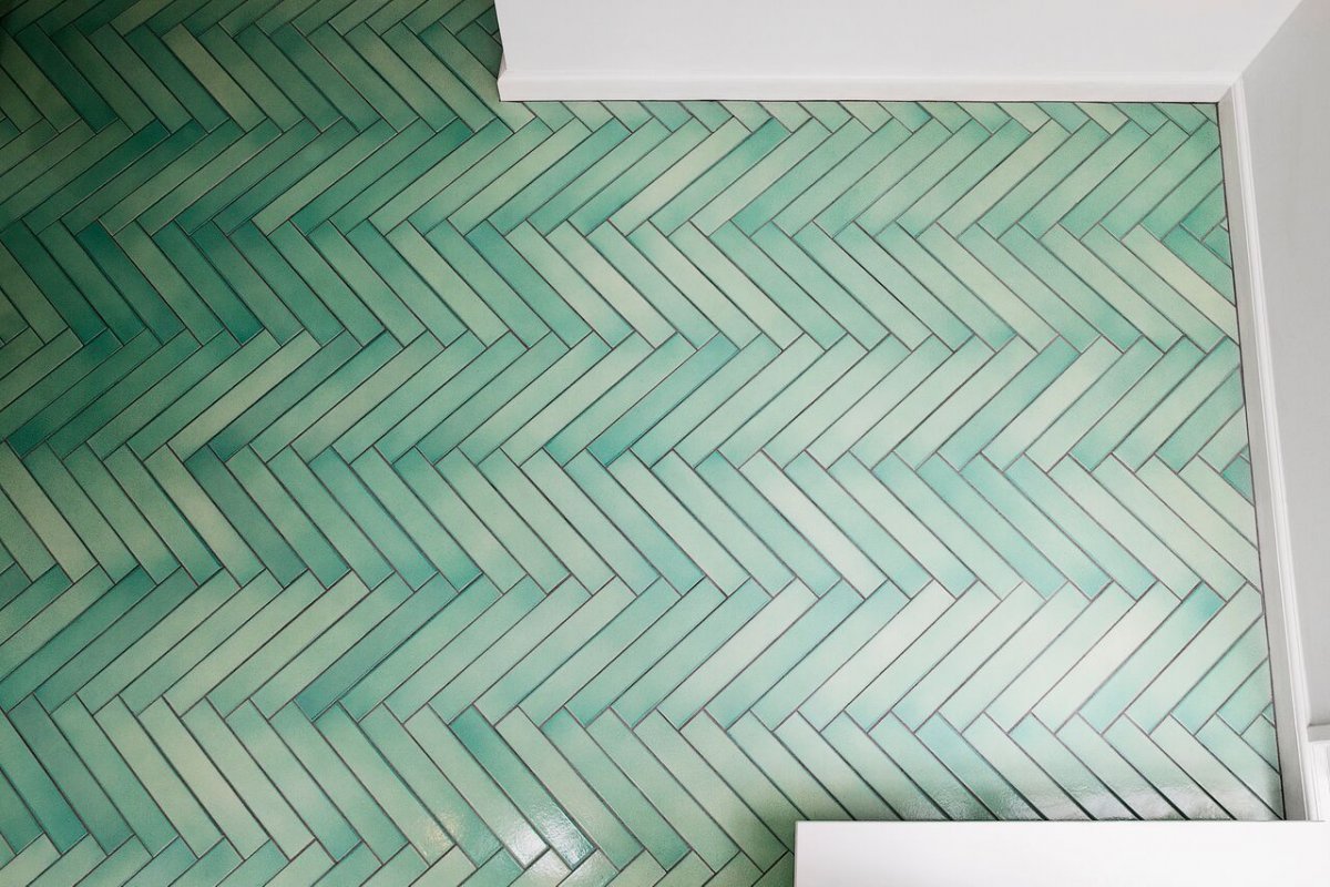 Серая плитка елочкой