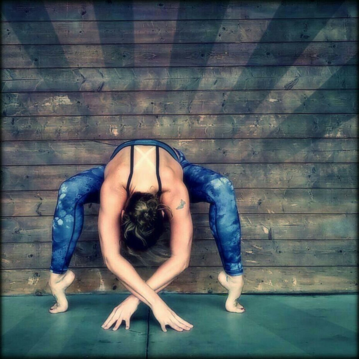 Эка пада Бхуджапидасана