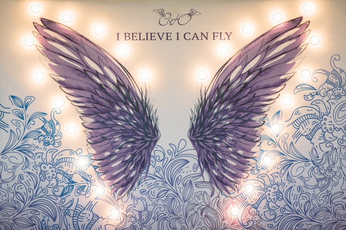 Ангел с белыми крыльями