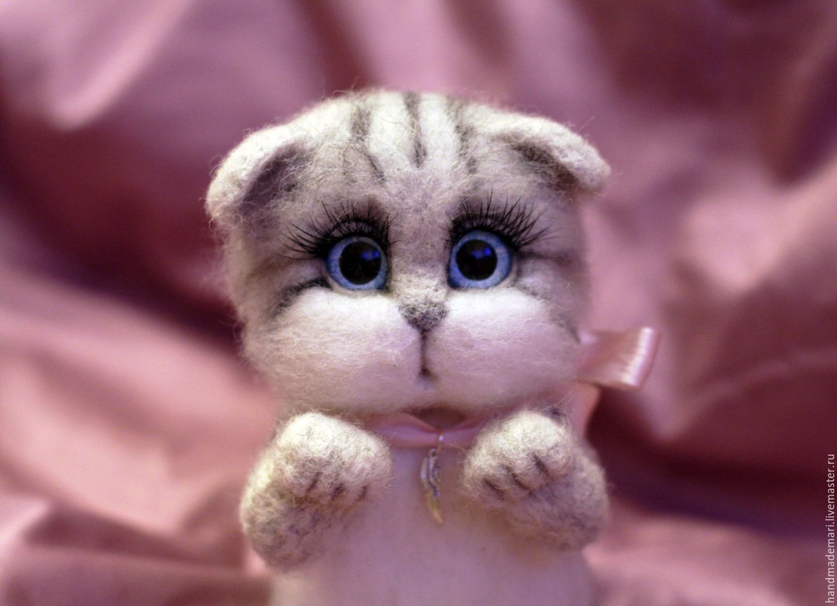 Вязаная вислоухая кошка