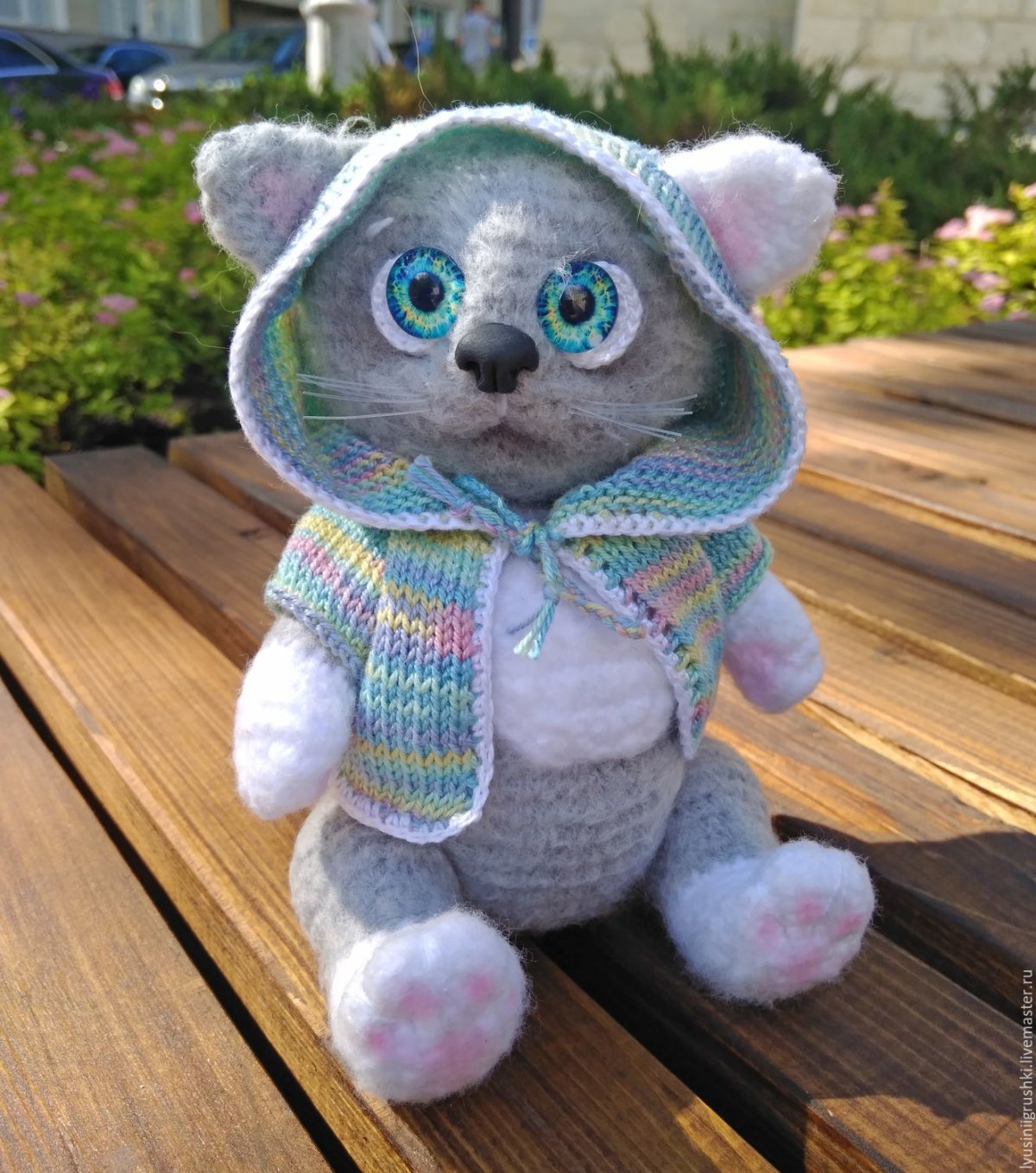 Вязаный серый котенок