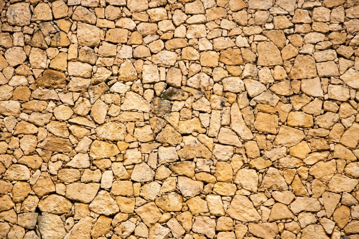 Стена из природного камня