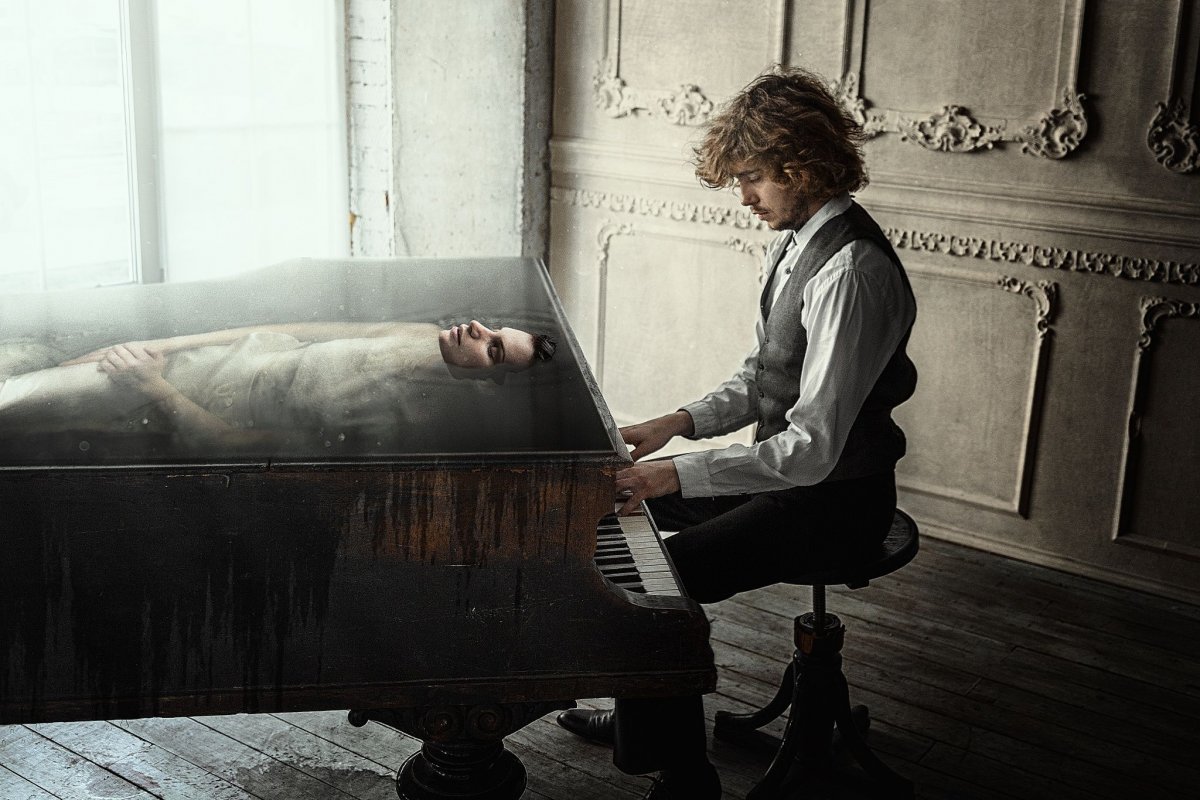 Женщина за роялем