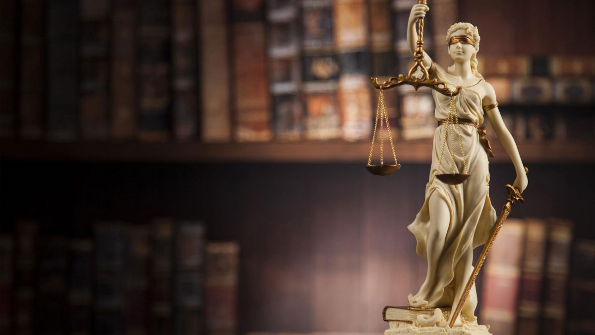 Фемида и молоток