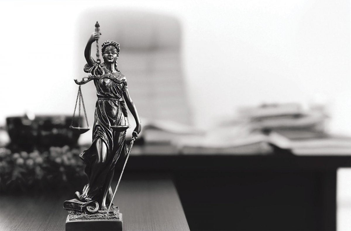 Фемида на темном фоне