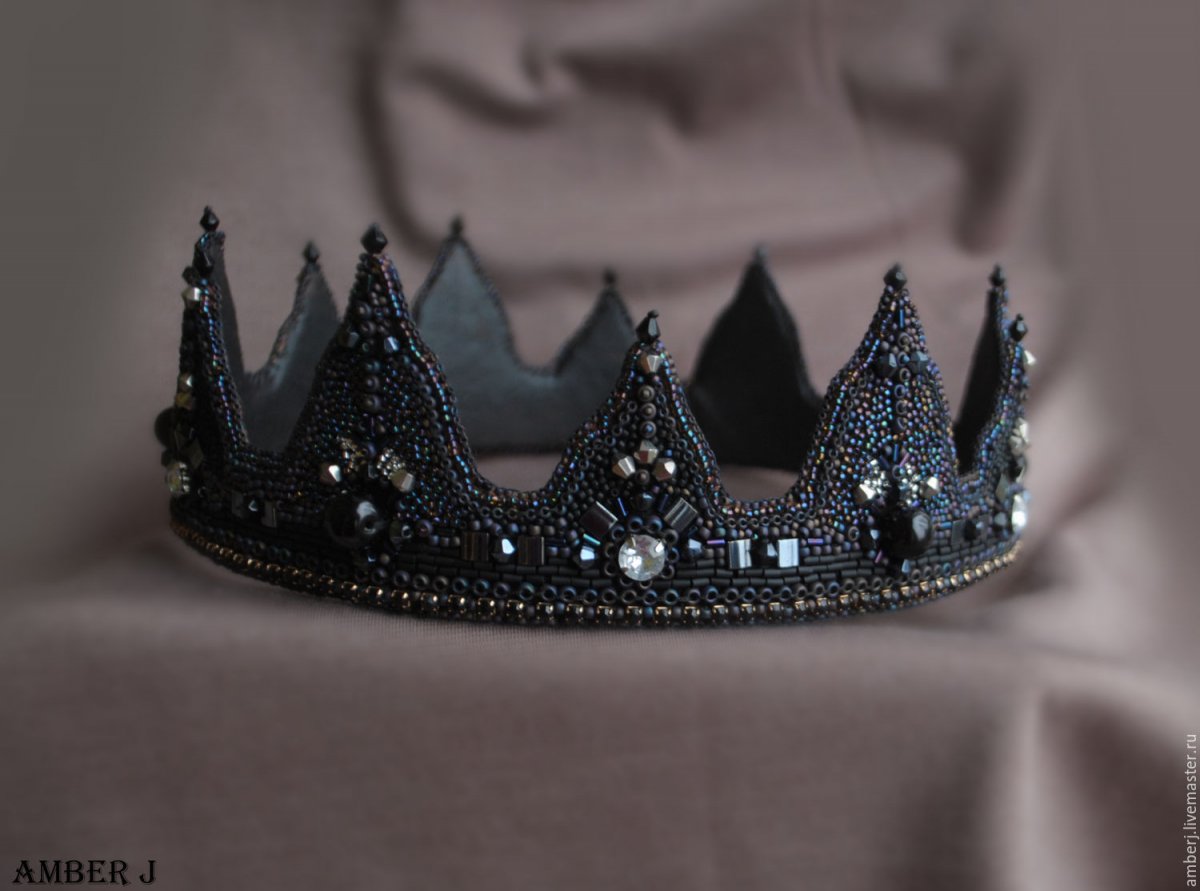 Тень с короной на голове