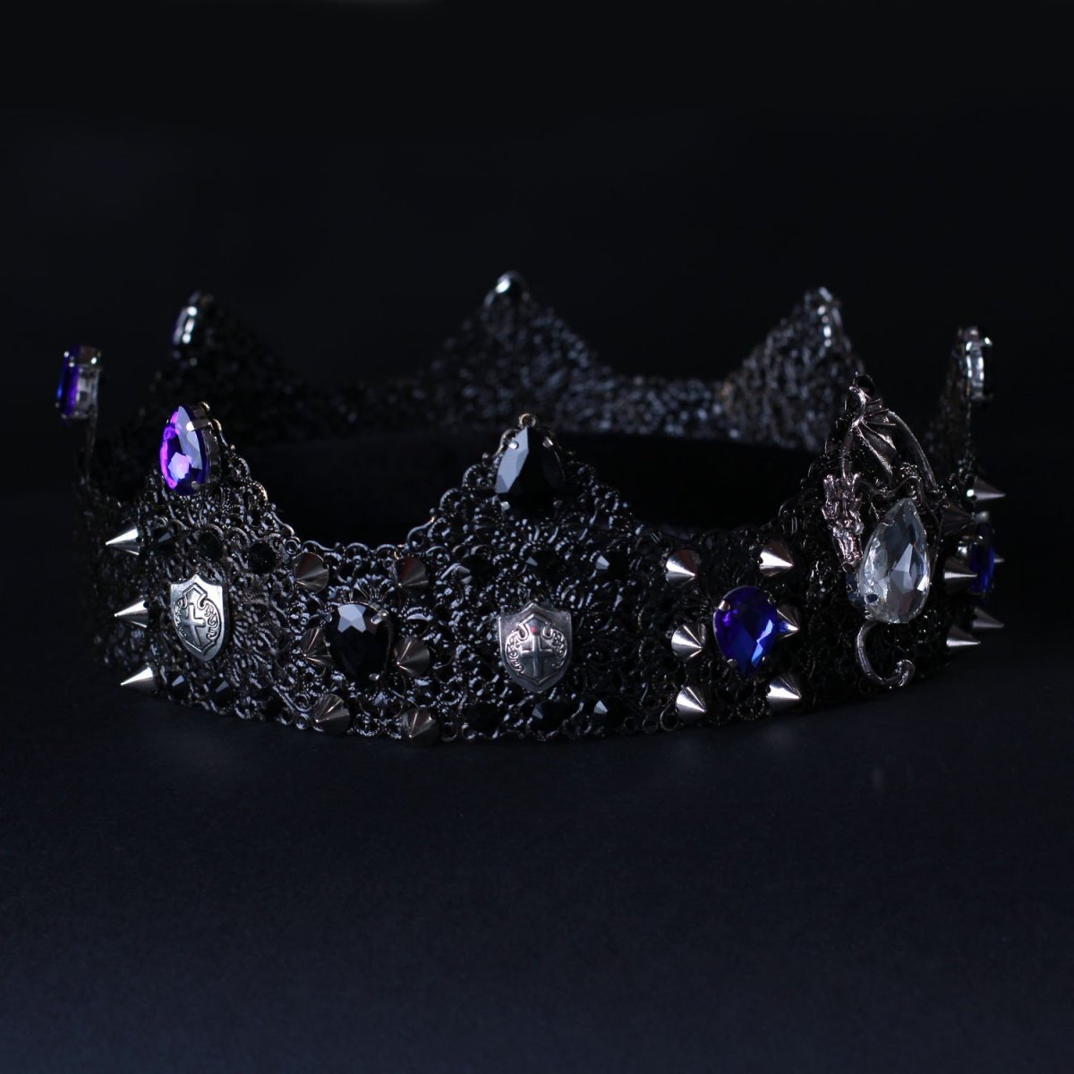 Корона с черными камнями мужская