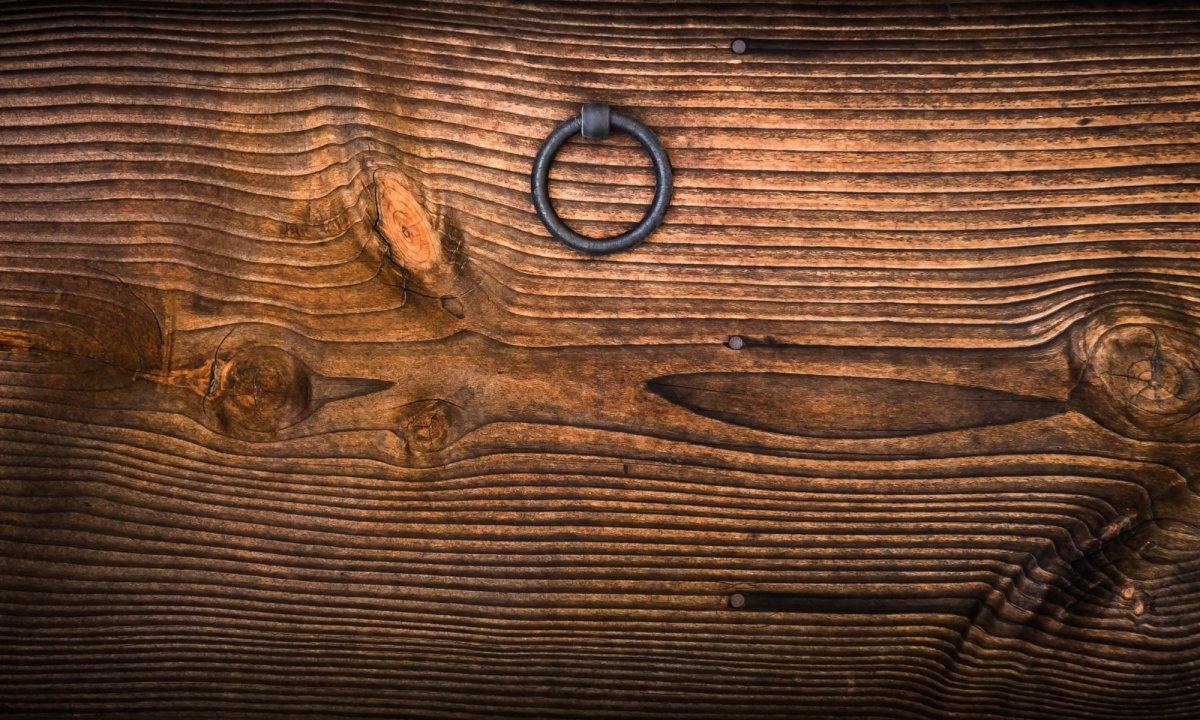 Текстура дерева с гвоздями