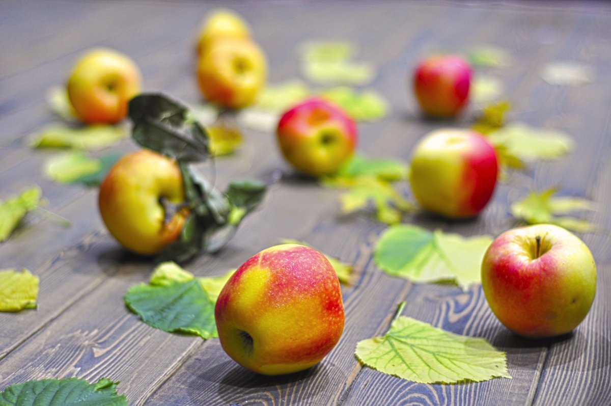 Яблоко сверху