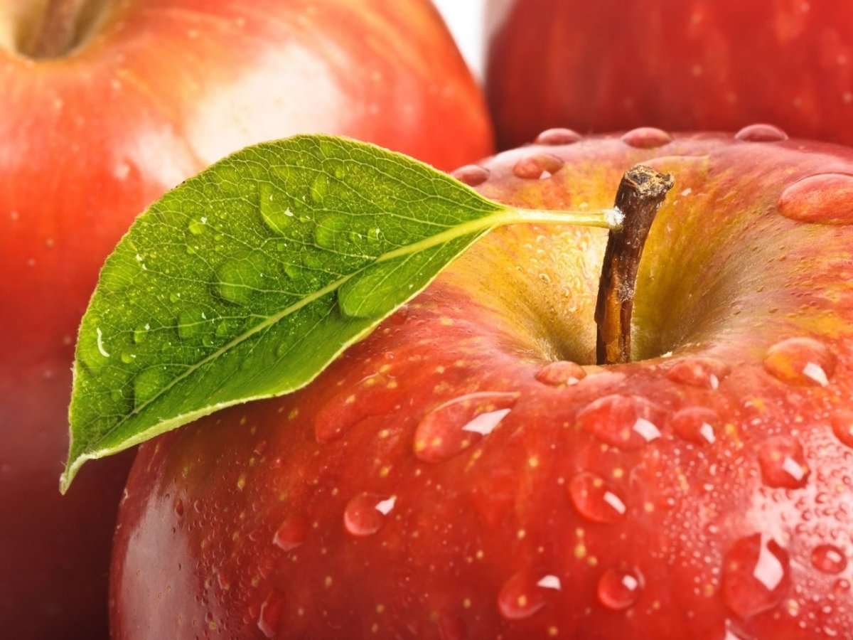 Сочное зеленое яблоко