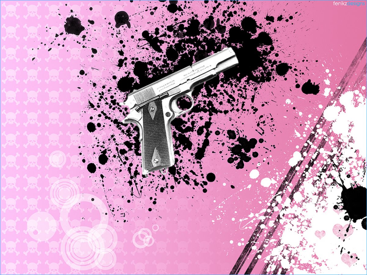 Пистолет на розовом фоне